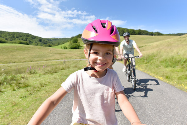 маленькая девочка на велосипеде
 
