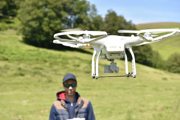 Homem manipulando drone — Fotografia de Stock