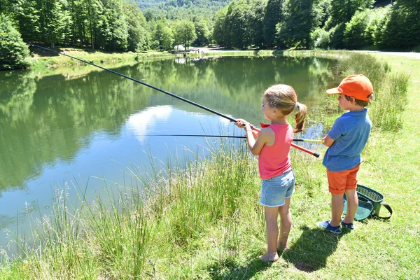 子供たちは山の湖で釣り — ストック写真