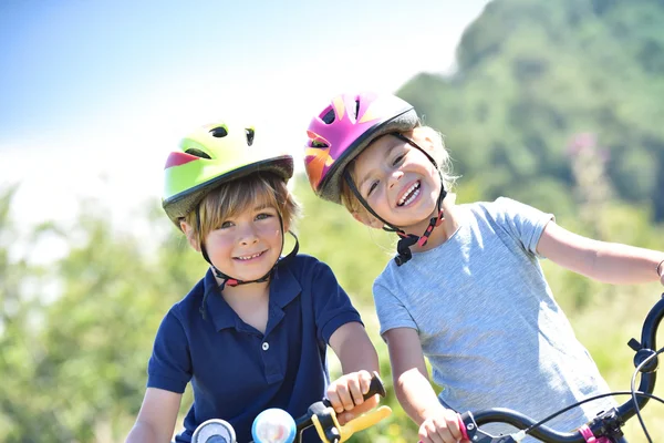 Glada barn ridning cyklar — Stockfoto