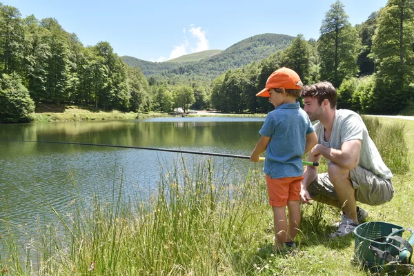 Pai e filho pesca — Fotografia de Stock