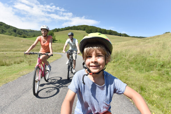  маленький мальчик на велосипеде
