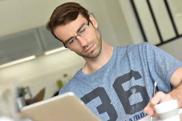 Hombre trabajando en tableta digital —  Fotos de Stock
