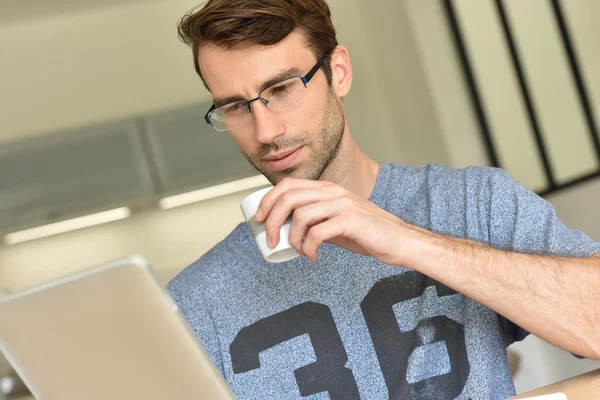 Hombre trabajando en tableta digital — Foto de Stock