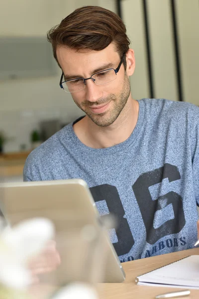 Man working on digital tablet — Stock Photo, Image