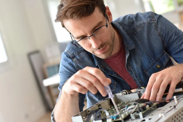 Repairman fixing tv set — Stock Photo, Image