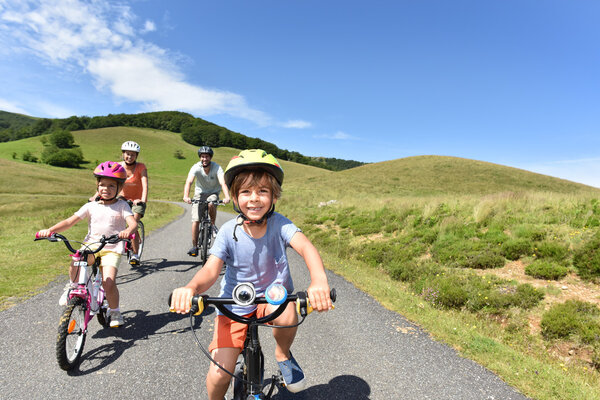 Счастливые семейные велосипеды
