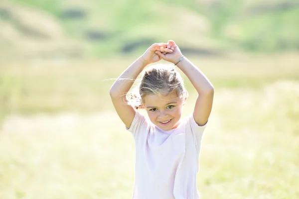 Meisje met handen omhoog — Stockfoto