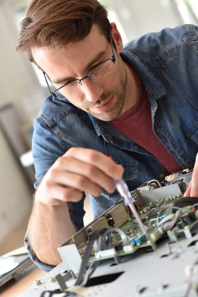 Repairman fixing tv set — Stock Photo, Image