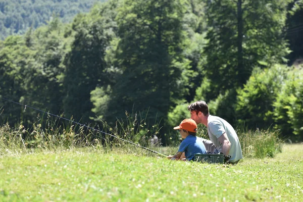 Papà con bambino pesca — Foto Stock