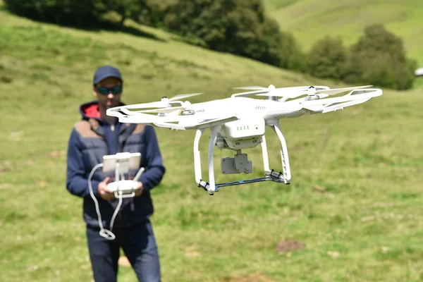 Man handling drone — Stock Photo, Image