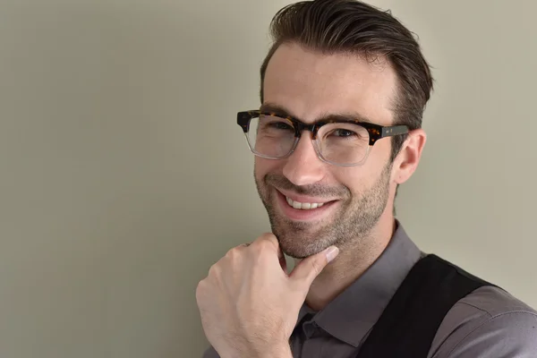 Ragazzo elegante che indossa occhiali da vista — Foto Stock