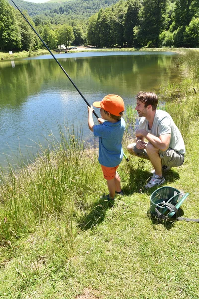 Père et fils pêche — Photo