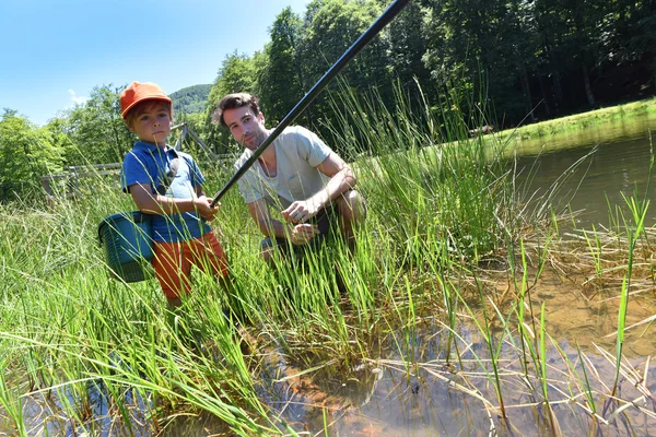 Μικρό αγόρι, μαθαίνοντας πώς να ψαρεύει — Φωτογραφία Αρχείου