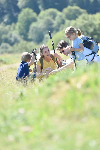 Familjen tittar på vegetation — Stockfoto