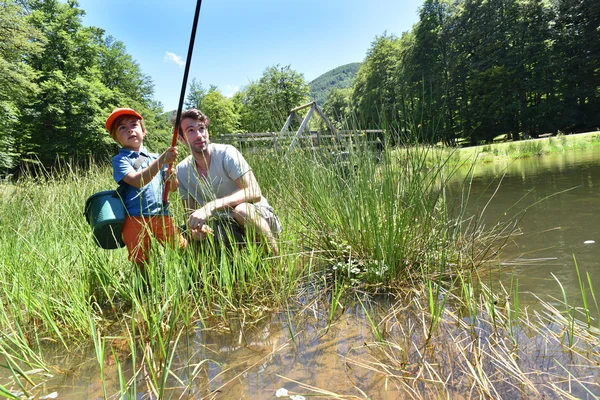 Liten pojke att lära sig att fiska — Stockfoto