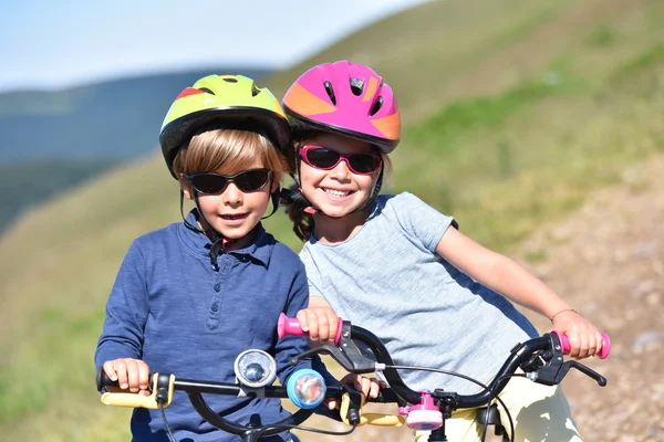 Allegri bambini in sella alle bici — Foto Stock