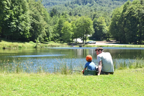 Pai e filho pesca — Fotografia de Stock