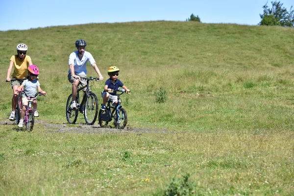 Genitori con bambini in sella alle bici — Foto Stock