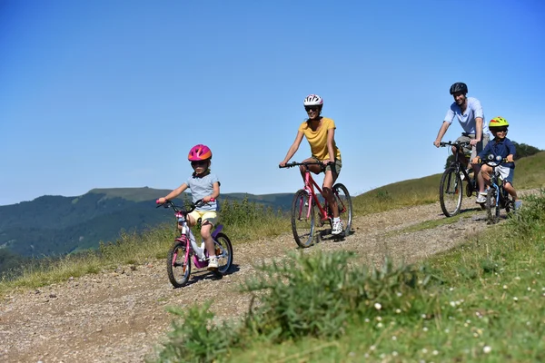 Parents avec enfants en vélo — Photo