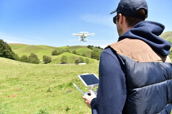 Man handling drone — Stock Photo, Image