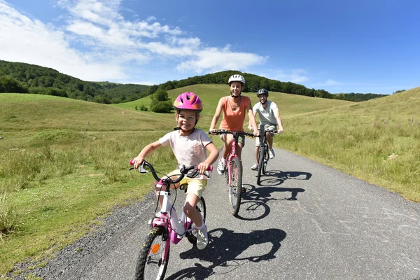 Familie fährt Fahrrad — Stockfoto