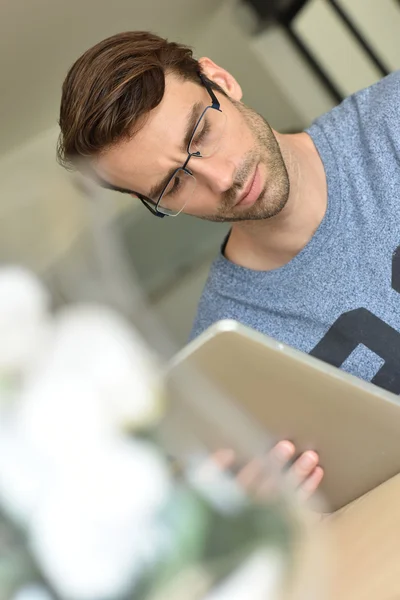 Homme travaillant sur tablette numérique Image En Vente