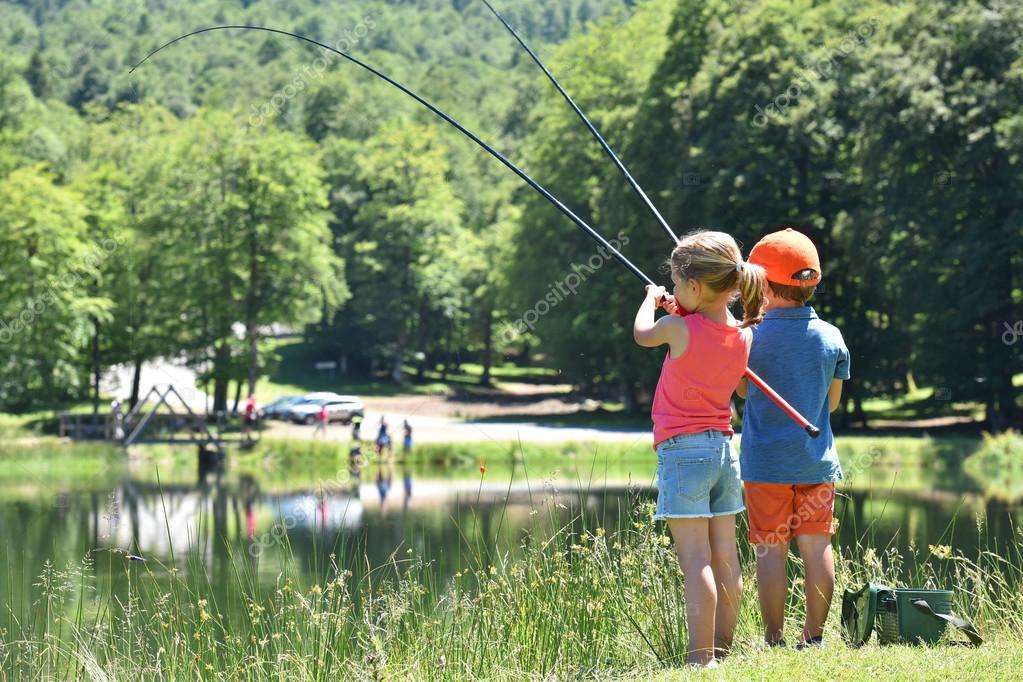 Niños pescando en el lago de montaña fotografía de stock © Goodluz