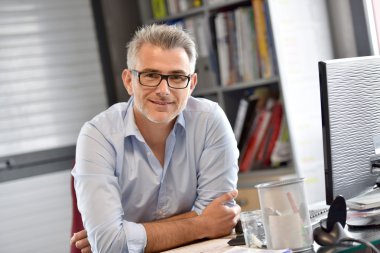  Ofiste oturan iş adamı