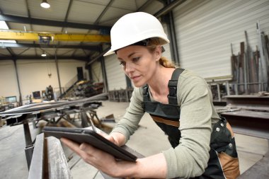  tablet kullanarak fabrika kadında