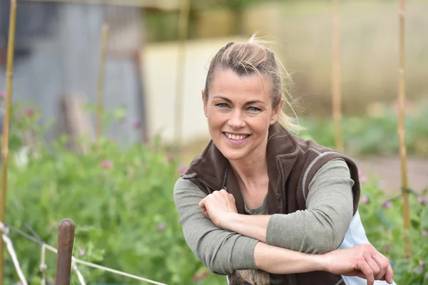 Vrouw boer permanent in moestuin — Stockfoto