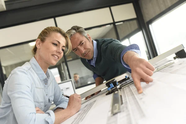 Ingenieurs die werkzaam zijn op ontwerp — Stockfoto