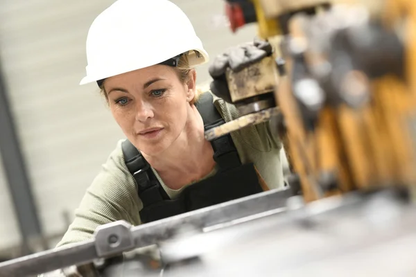 Donna con casco da lavoro — Foto Stock