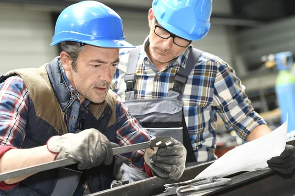 Ingénieurs travaillant sur le projet — Photo