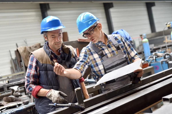 Ingenieure arbeiten an Projekt — Stockfoto