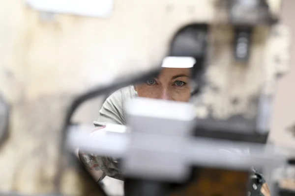 Metalurji fabrikasında çalışan bir kadın. — Stok fotoğraf