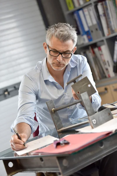 Gerente no escritório trabalhando em design de metal — Fotografia de Stock