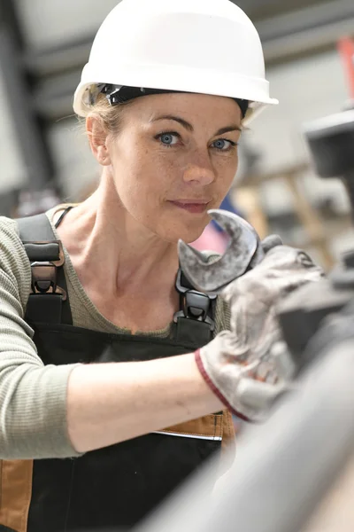 Frau mit Helm arbeitet — Stockfoto