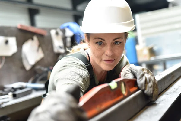 Metalworker em trabalho de chapéu duro — Fotografia de Stock