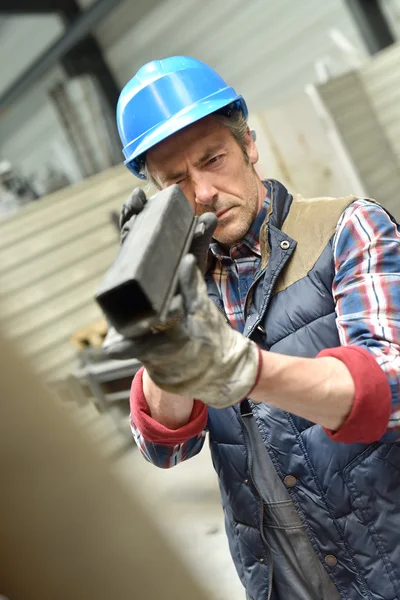 Homem trabalhando na fábrica k — Fotografia de Stock