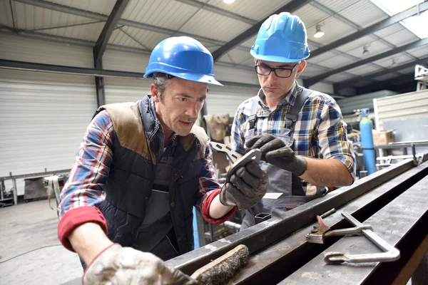 Ingénieurs travaillant sur le projet — Photo