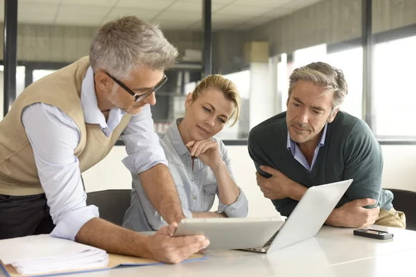 Mensen uit het bedrijfsleven met behulp van Tablet PC — Stockfoto