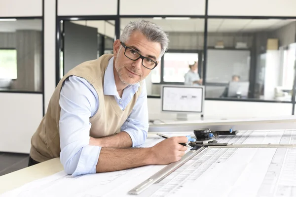 Arquiteto sentado à mesa de desenho — Fotografia de Stock