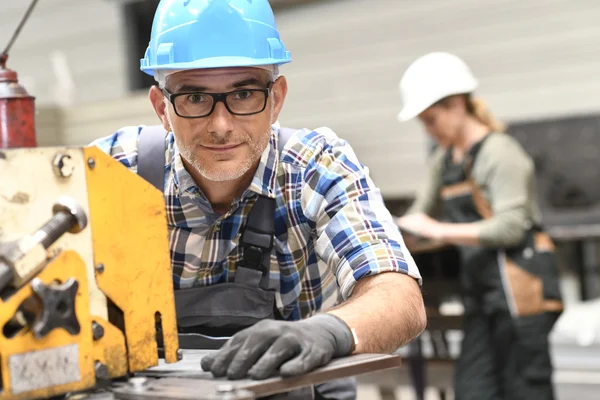 Metalworker in workshop working — Stock Photo, Image