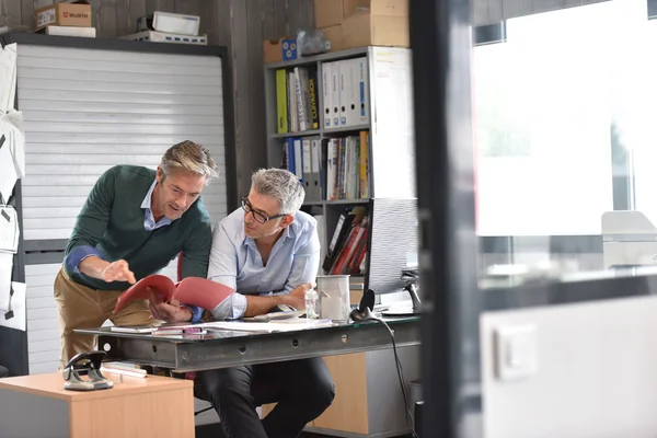 Gente de negocios trabajando en proyectos — Foto de Stock