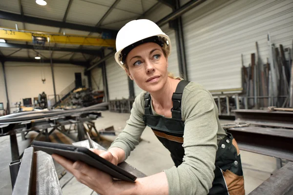 Mulher na fábrica usando tablet — Fotografia de Stock