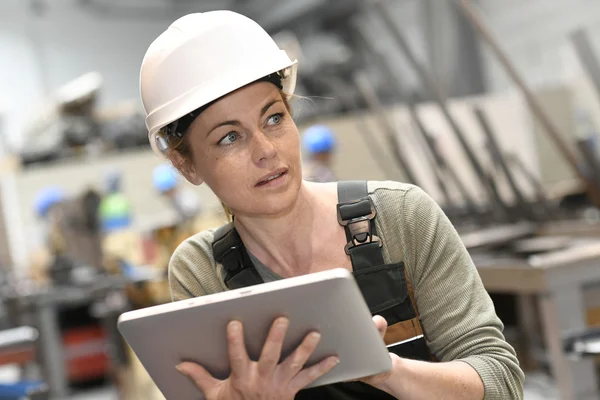 Frau im Lager überprüft Produktion — Stockfoto