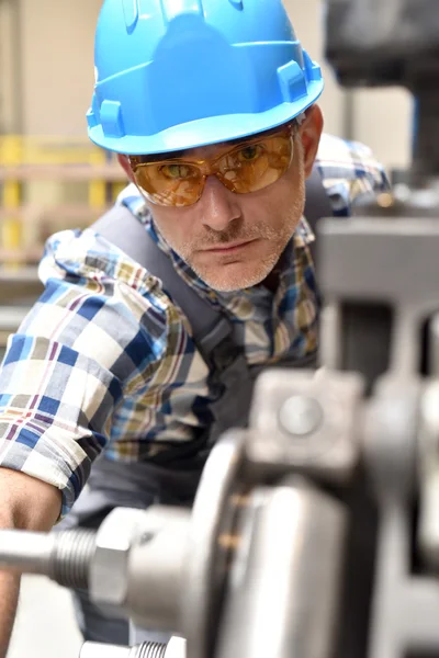 Metalworker  working on machine — Stock Photo, Image