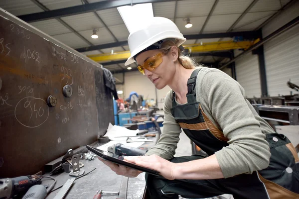 Woman using tablet — Stock Photo, Image