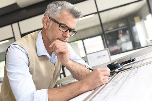 Arquitecto sentado a la mesa de dibujo — Foto de Stock